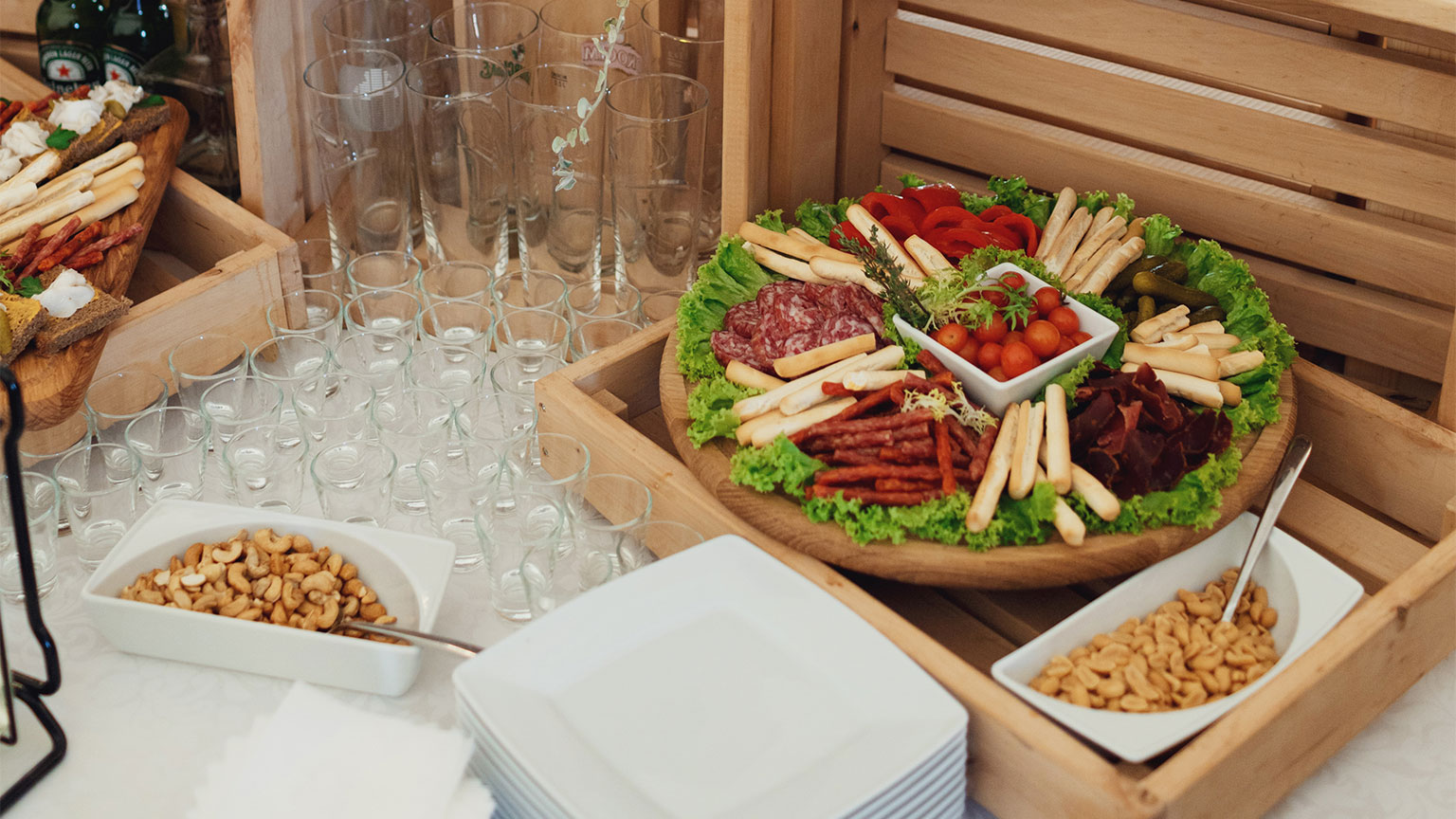 Tavolo imbandito con vari piatti, per un catering a domicilio di alta qualità